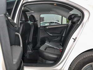 2015款1.6L 手动舒适版 后排空间