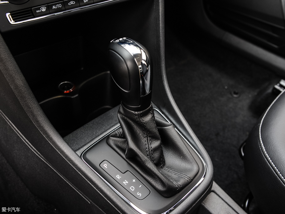 2015ɣ{Ƽ{ 230TSI DSGm