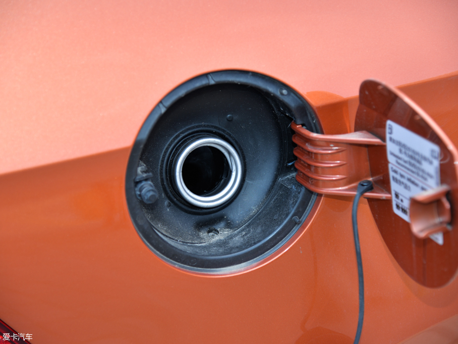 2015ɣ{Ƽ{ 230TSI DSGm