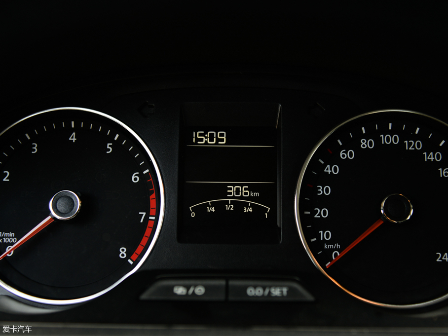 2015ɣ{Ƽ{ 230TSI DSGm