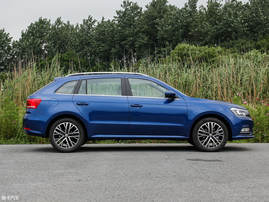 2015�����݃Ɏ� 230TSI DSG���A��