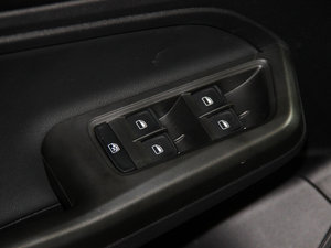 2015款1.6L 自动豪华版 主驾车窗控制区	
