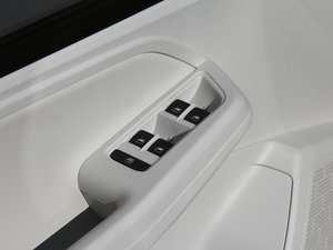 2015款1.6L 手动舒适版 主驾车窗控制区	