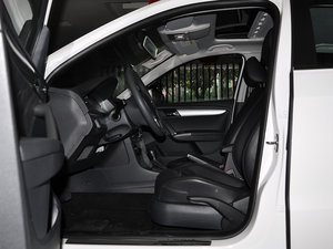 2015款1.6L 自动舒适版 前排空间