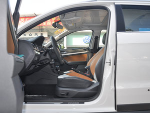 2016款230TSI DSG 豪华版 前排空间