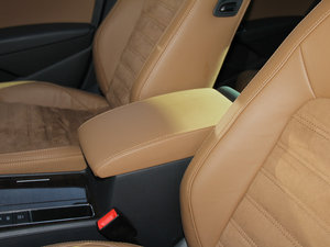 2015款2.0TSI DSG至尊版 中央扶手箱