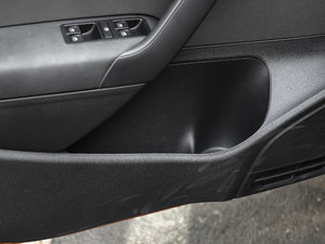 2016款1.6L 自动版 前门储物空间