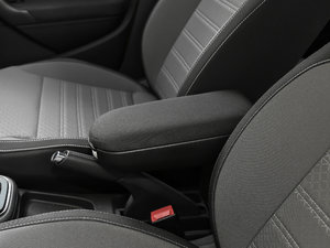 2016款1.6L 自动版 中央扶手箱