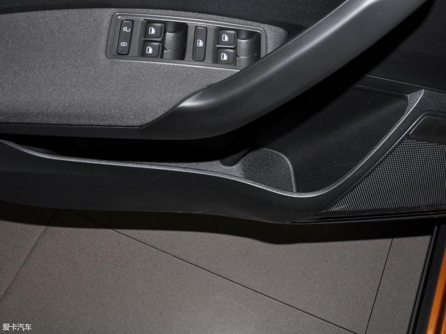 2016��Crossɣ���{ 1.6L �Ԅ��L�а�