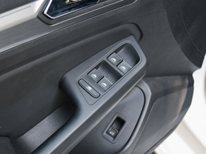 2017款330TSI DSG豪华型 主驾车窗控制区	