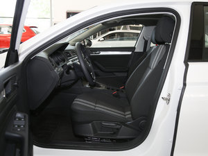 2017款230TSI DSG风尚型 前排空间
