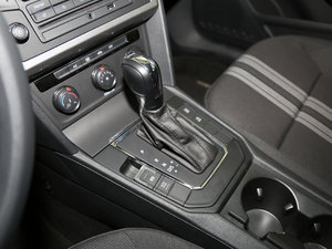 2017款230TSI DSG风尚型 换挡杆