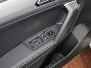 2017款330TSI 舒适版 主驾车窗控制区	