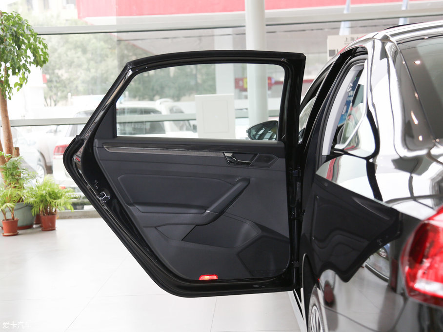 2017_ 330TSI DSGI(lng)