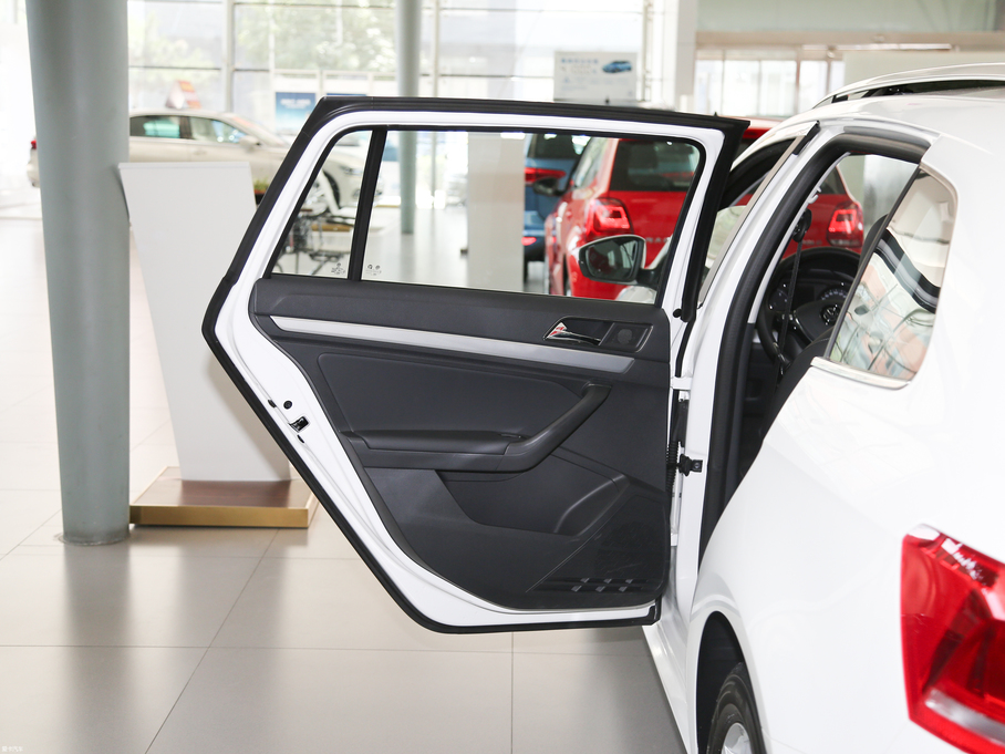 2017݃Ɏ 230TSI DSGm