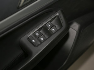 2017款230TSI DSG舒适版 主驾车窗控制区	