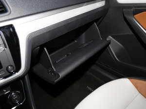 2017款230TSI DSG 豪华版 手套箱