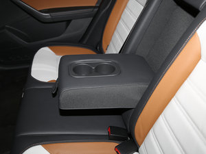 2017款230TSI DSG 豪华版 后排中央扶手