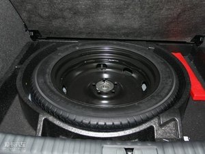 2010款1.8TSI 自动两驱都会版 备胎