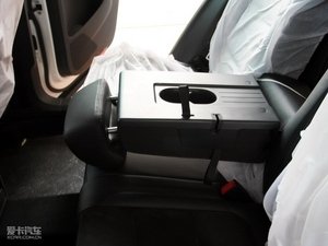 2010款2.0TSI 自动四驱旗舰版 后排中央扶手