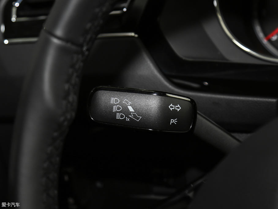 2018;^L 330TSI (q)m