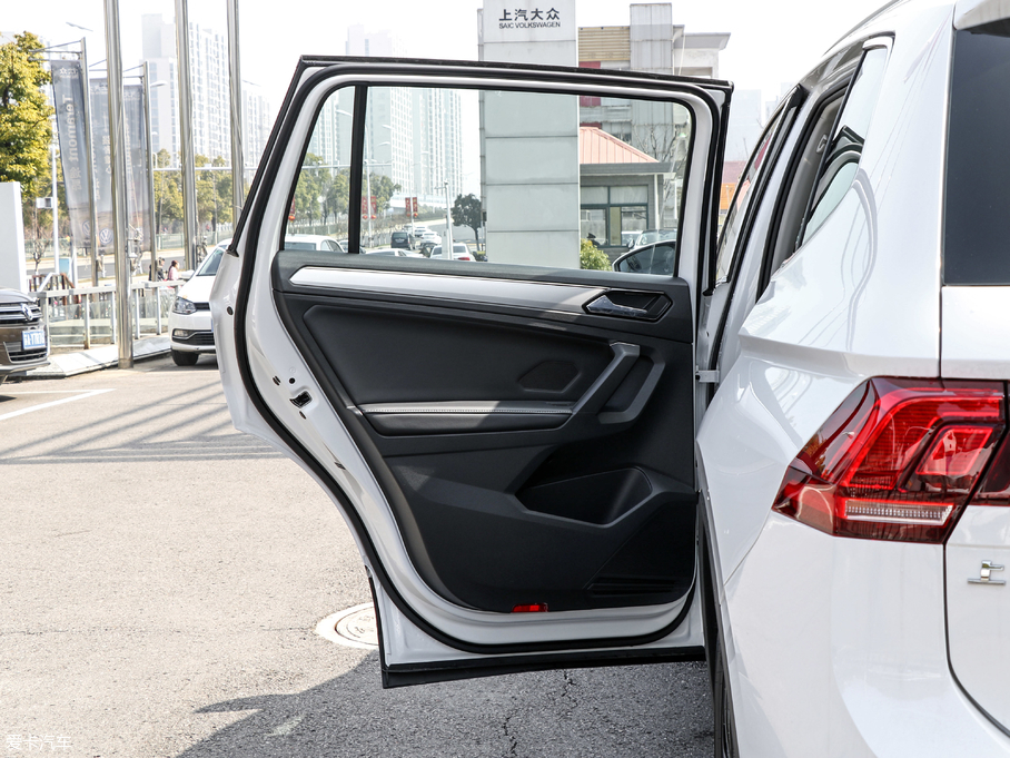 2018;^L 330TSI (q)A