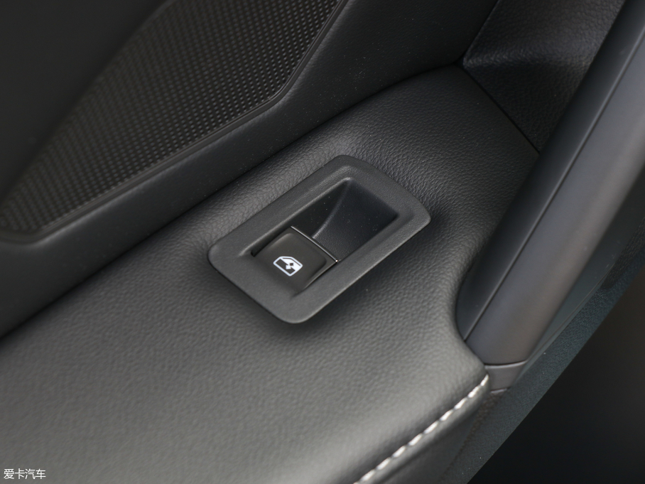 2018;^L 330TSI (q)A