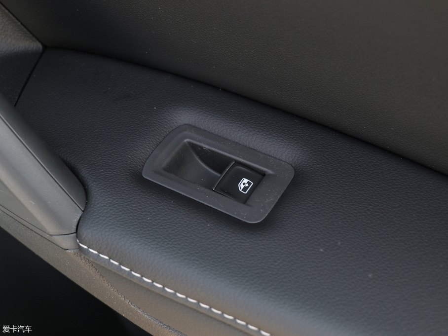 2018;^L 330TSI (q)A