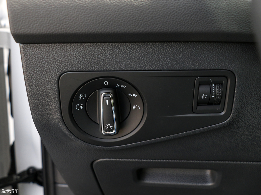 2018;^L 330TSI (q)A