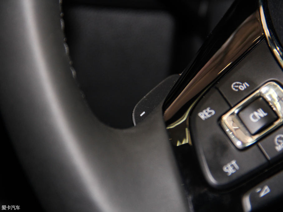 2018;^L 330TSI (q)Ş