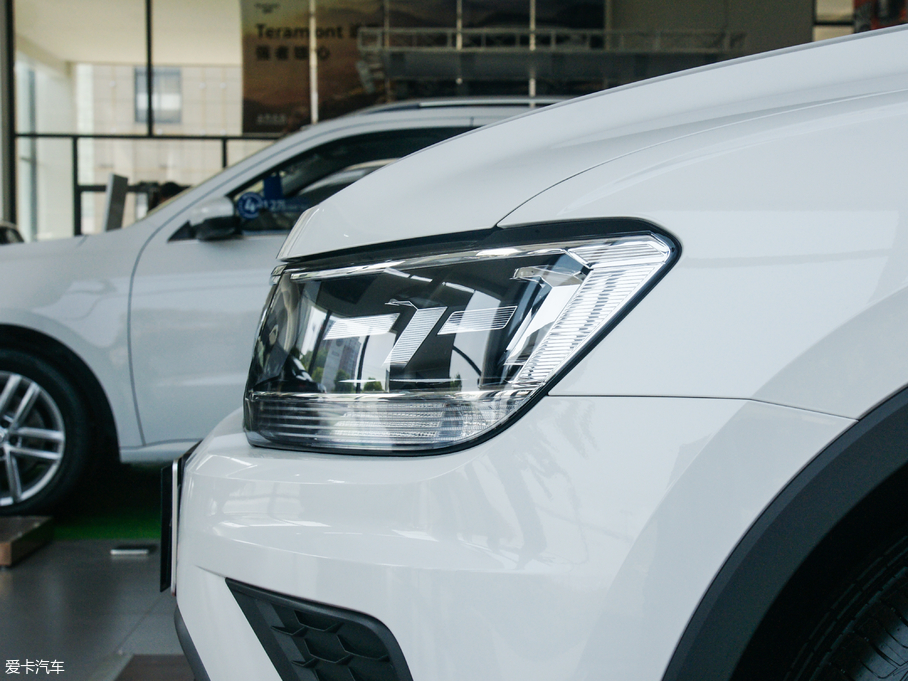 2018;^L 330TSI (q)L(fng)а