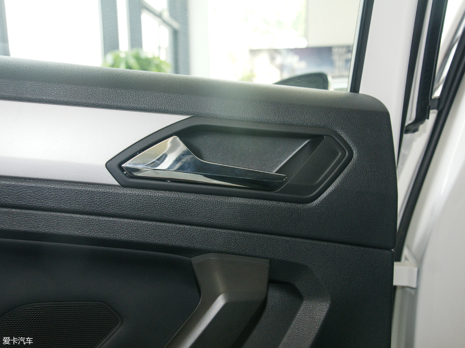 2018;^L 330TSI (q)L(fng)а