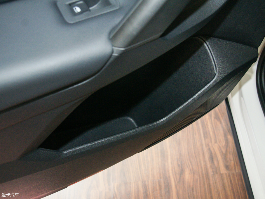 2018;^L 330TSI (q)Lа