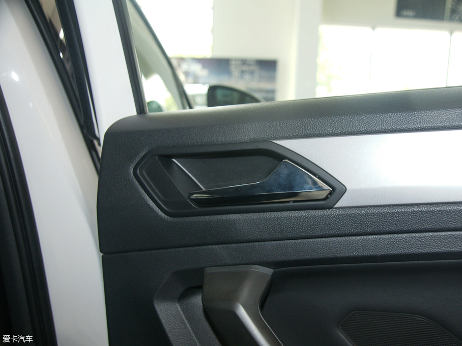 2018;^L 330TSI (q)L(fng)а