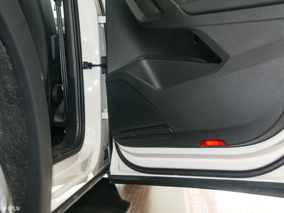 2018;^L 330TSI (q)L(fng)а