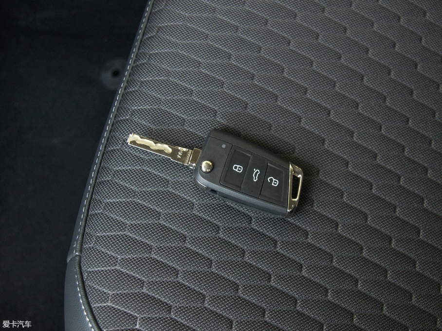 2018;^L 330TSI (q)L(fng)а