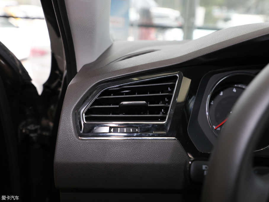 2018;^L 330TSI (q)m