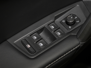 2018款330TSI 两驱舒适版 主驾车窗控制区	