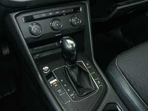 2018款330TSI 两驱风尚版 换挡杆