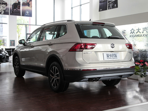 2018款330TSI 两驱豪华版 左后45度