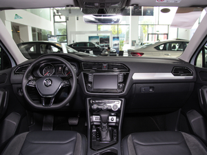 2018款330TSI 两驱豪华版 内饰全景