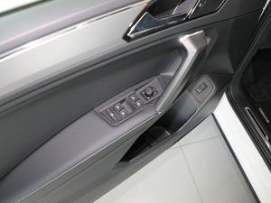 2018款380TSI 四驱尊崇旗舰版 主驾车窗控制区	