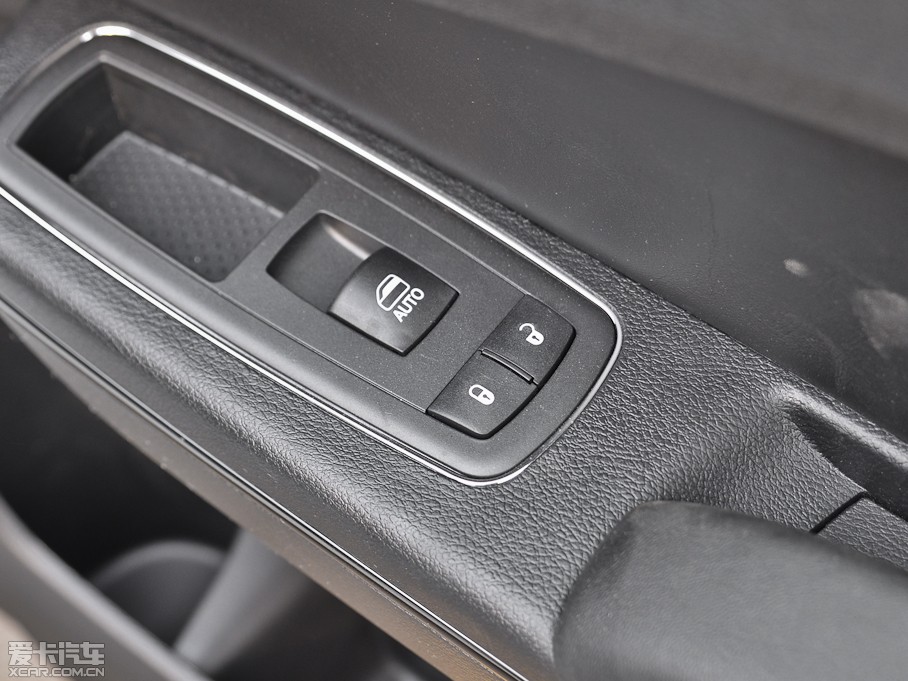 2013R˹300C(M(jn)) 3.6L Shа