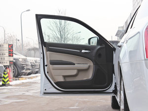 2013款3.6L 尊崇版 驾驶位车门