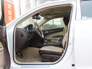 2013款3.6L 尊崇版 前排空间