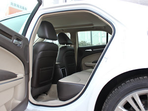2013款3.6L 尊崇版 后排空间