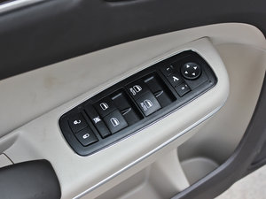 2013款3.6L 尊崇版 主驾车窗控制区	
