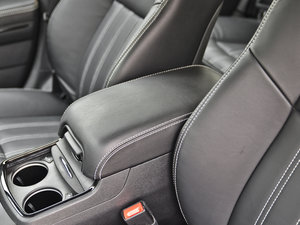 2013款3.6L S锋尚版 中央扶手箱