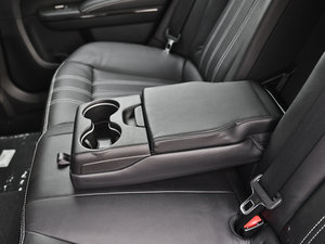 2013款3.6L S锋尚版 后排中央扶手