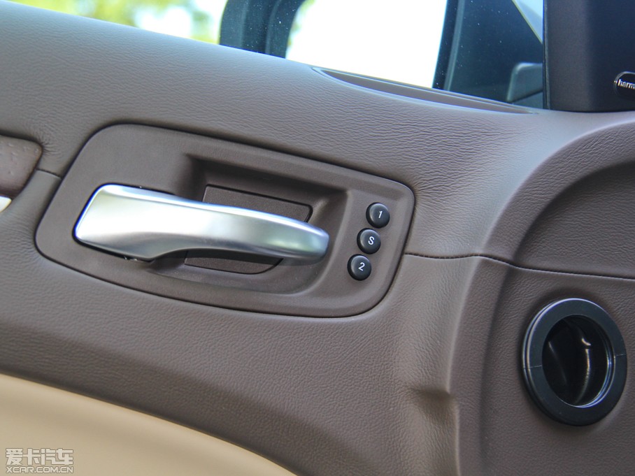 2014R˹300C(M(jn)) 3.0L ׿Խ